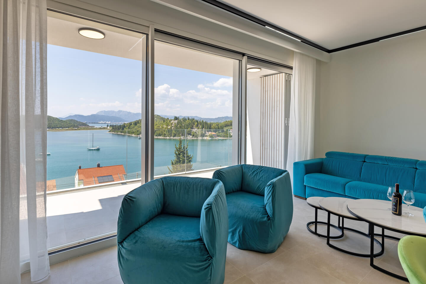 First floor sitting area with sea view